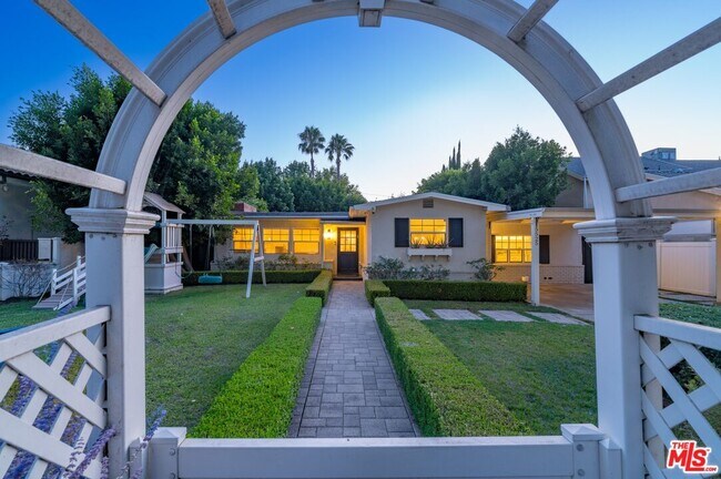 Foto del edificio - 5525 Matilija Ave