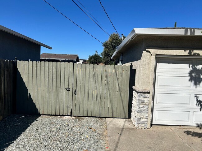 Foto del edificio - 3 Bedroom/1 Full Remodeled Bath Stockton Ca