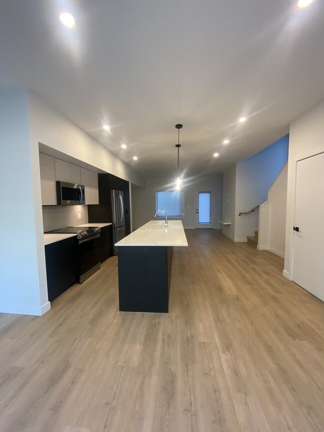 Building Photo - KL28-KL27 27 St SW