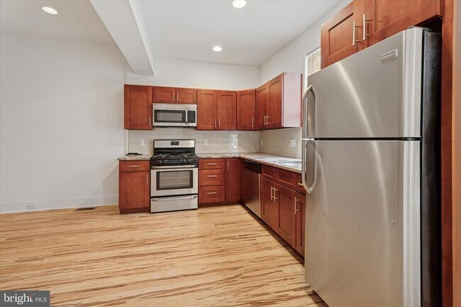 Building Photo - 448 Roxborough Ave