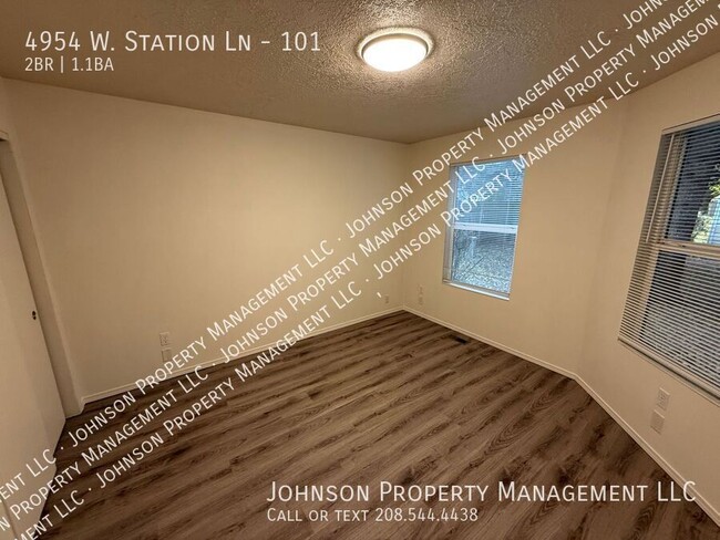 Building Photo - Walking distance to Lakeharbor and State S...