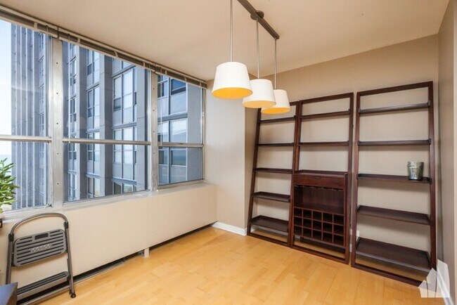 Building Photo - Beautiful 2 Bedroom Condo in Lakeview