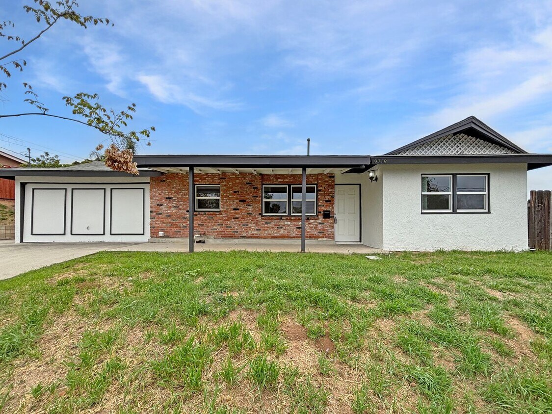 Primary Photo - Charming & Spacious 3B/2BA House in Santee...