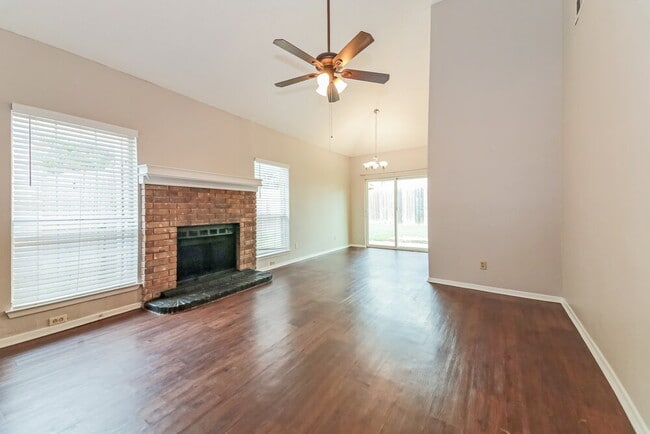 Building Photo - 1385 Chinaberry Dr