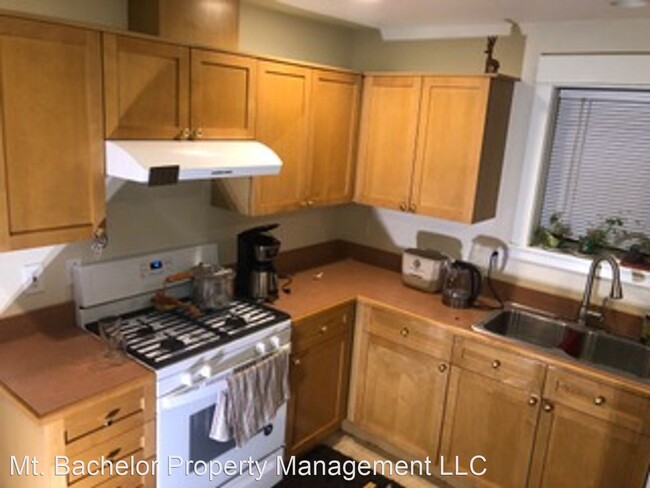 Building Photo - 2 br, 1 bath House - 437 NE Irving #1