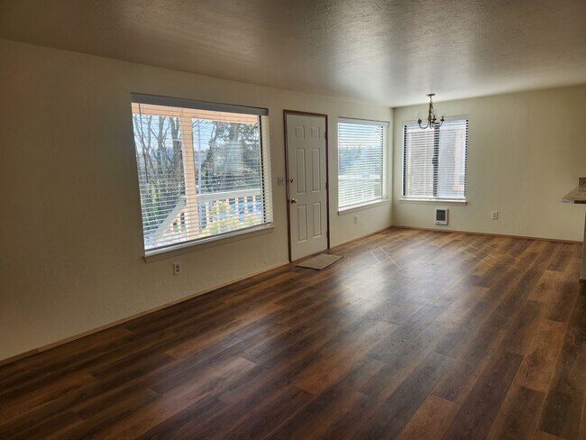 Building Photo - Updated Duplex In Manette With Water View