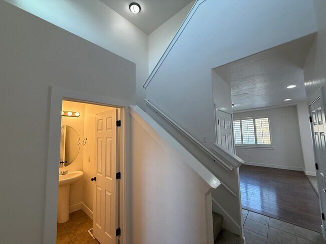 Building Photo - Beautiful Home in quiet Cul de sac