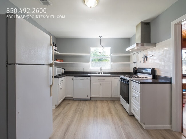 Building Photo - 1102 E Texar Dr