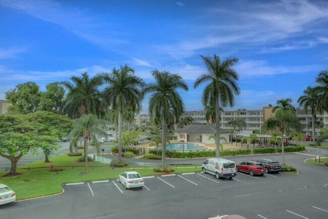 Building Photo - 3046 Cornwall C