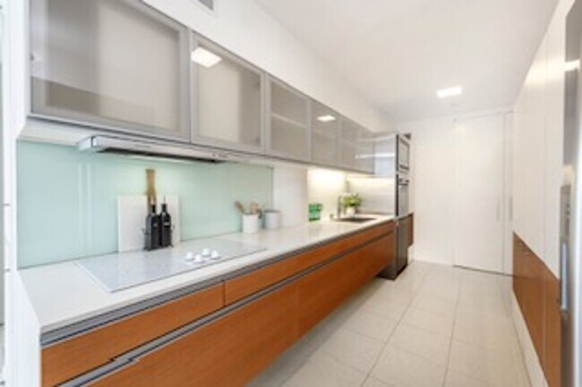 Building Photo - FANTASTIC 1 Bedroom at Veer Towers.
