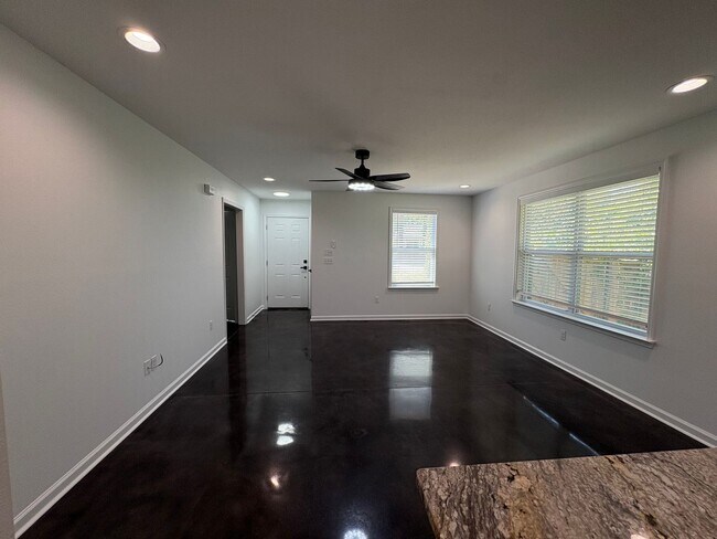 Foto del edificio - 3 Bedroom COMING SOON!