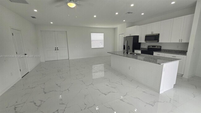 Building Photo - 2809 64