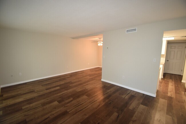 Building Photo - 3BR/1.5BA two story Townhouse