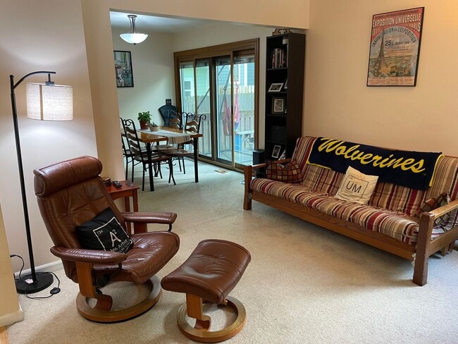 Building Photo - 2 Bedroom 2.5 Bathroom Condo close to Down...