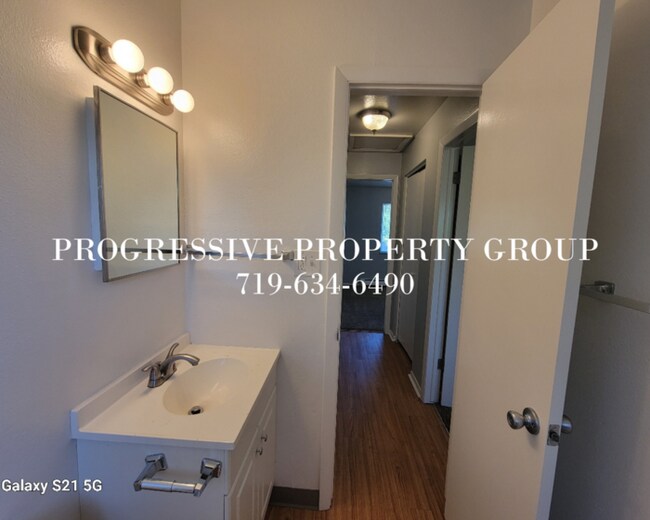 Building Photo - Fully Renovated 2 bed 1 bath apartment Clo...