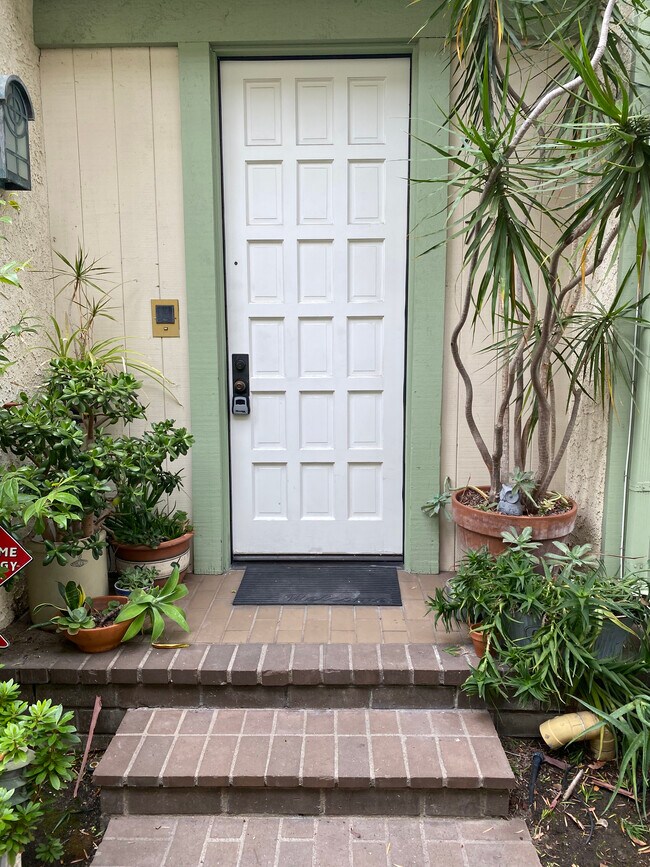 ENTRANCE - 1108 18th St