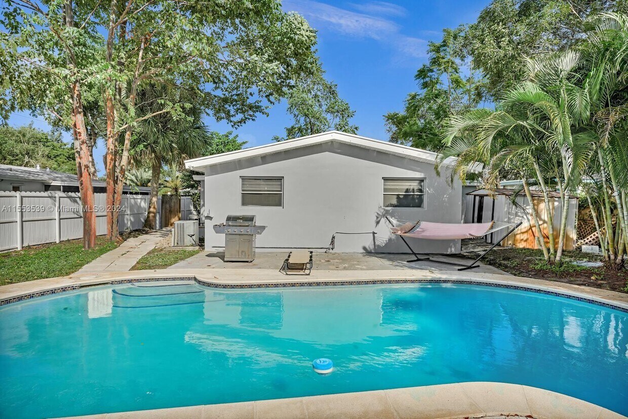 Foto principal - 6780 Custer St
