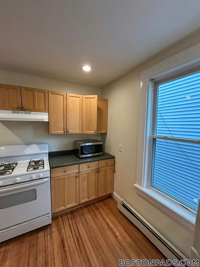 Building Photo - 64 Pleasant St