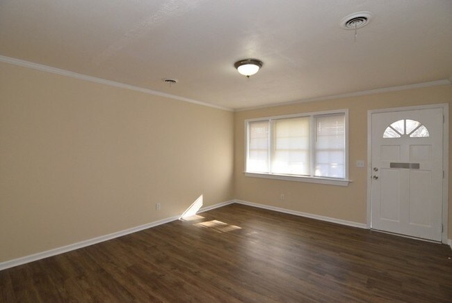Foto del edificio - 119 E Watkins St