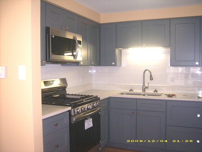 Foto del edificio - 7019 W Irving Park Rd