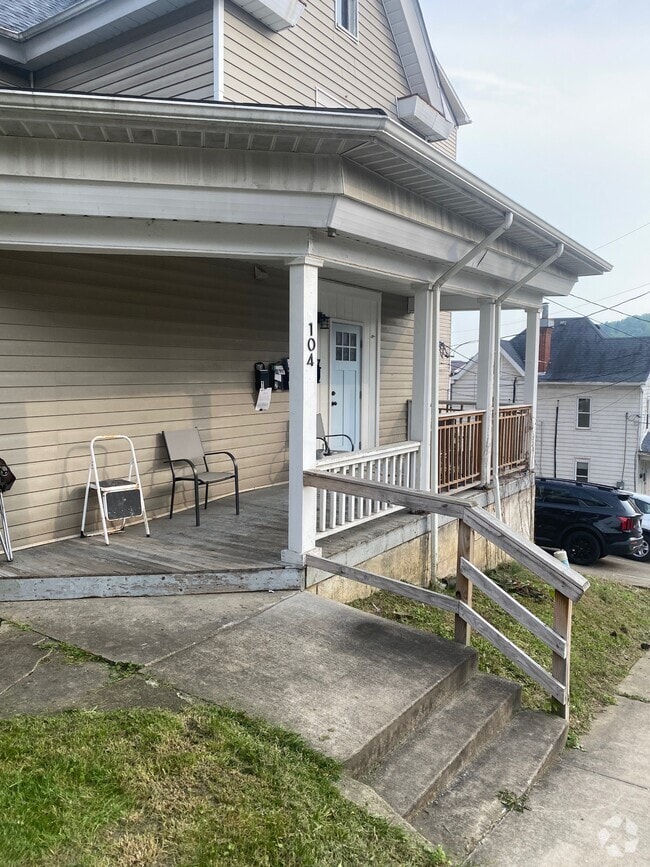 Building Photo - 104 3rd St