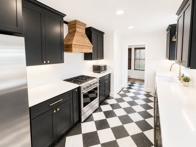 Building Photo - South Highlands Home!