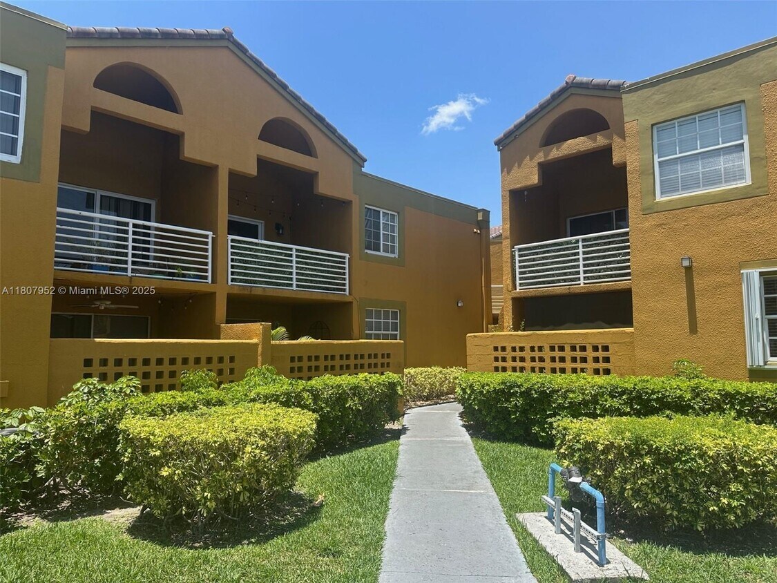 Primary Photo - 9741 Fontainebleau Blvd