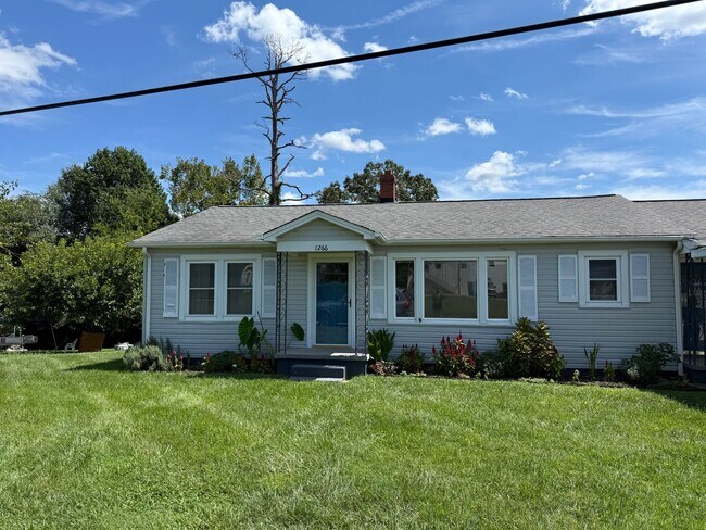 Building Photo - Charming 1950s 3 bed /2 bath Bungalow on S...