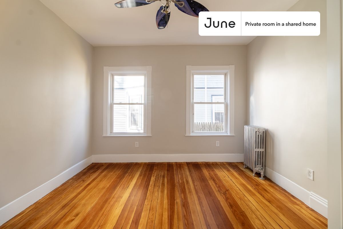 Foto principal - Room in Shared 5 bed/2 bath home