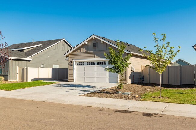 Building Photo - Central 3 bed 2 bath home