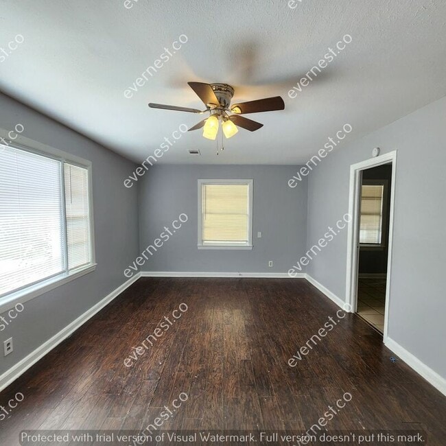 Building Photo - 711 N Davis Dr
