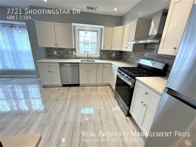 Building Photo - COMPLETLEY UPDATE!!   LARGE 4 BEDROOM 3.5 ...