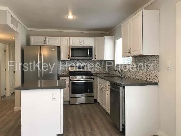 Building Photo - 2139 E Larkspur Dr