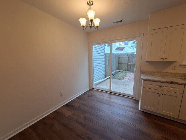 Foto del edificio - Remodeled Townhome