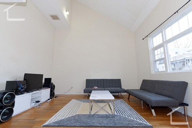 Foto del edificio - 9/1 Huge 5BR/3BA townhouse in Allston near BU, B line