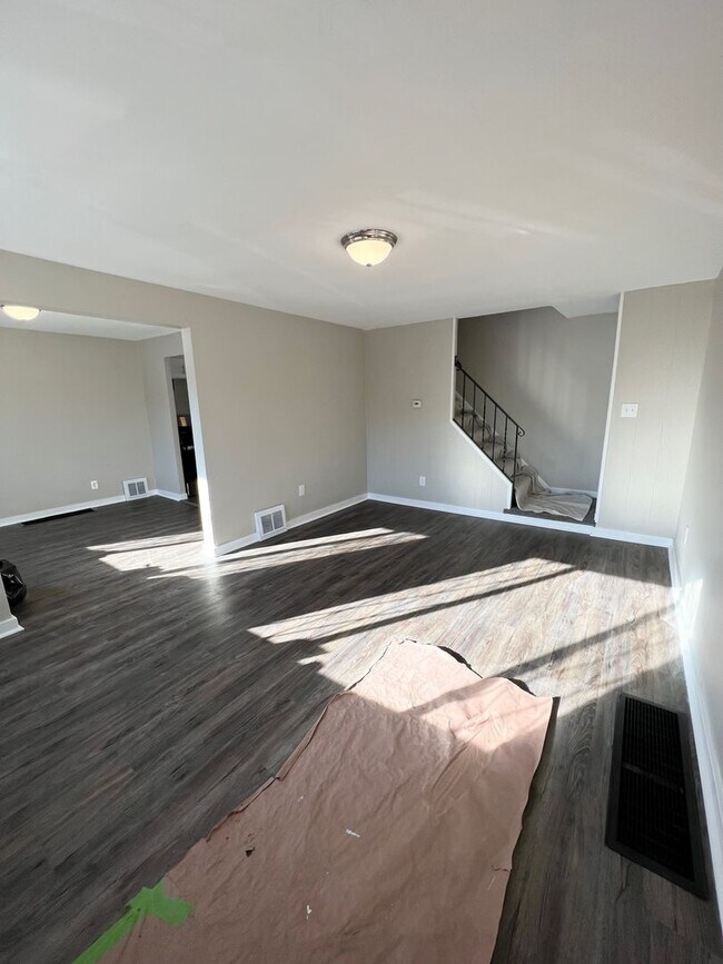 Foto del edificio - Entirely Renovated 3 bed, 1.5 bath in Chur...