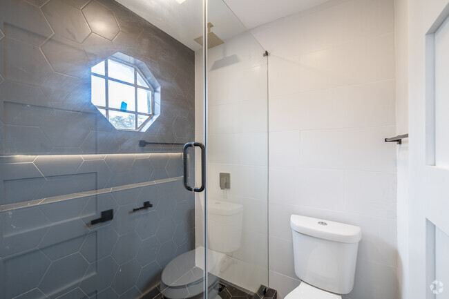 1BD, 1BA - 725SF - Bathroom - Raintree Luxury Apartments