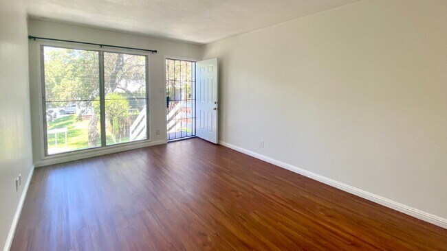 Foto del edificio - AVAILABLE NOW! SPACIOUS 2 BD/ 1 BA TOWNHOM...