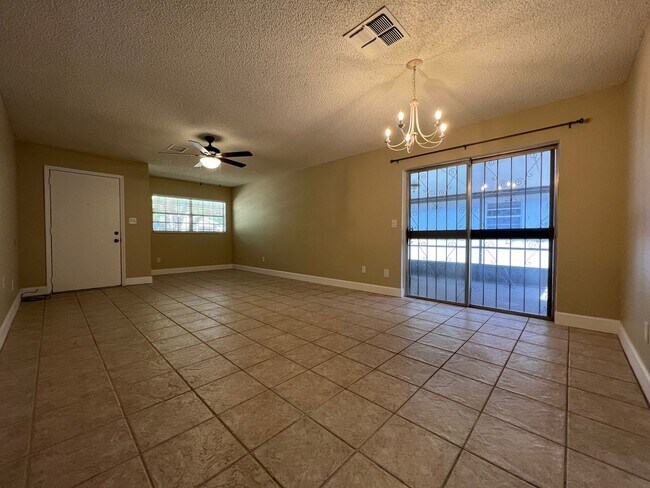 Foto del edificio - Newly Renovated 3/2 Home ~ Brand New Kitchen ~ Updated Bathrooms ~ Fenced Yard!