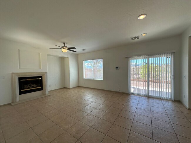 Building Photo - Golf Course property 3 bedroom