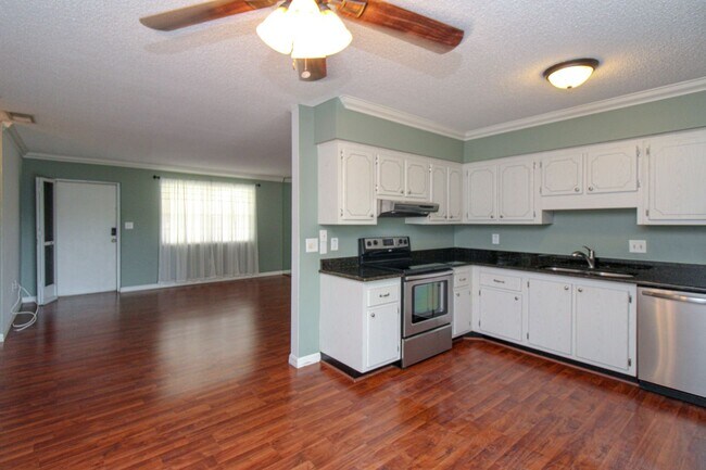Building Photo - ** ADORABLE 2ND FLOOR 2/2 CONDO CANAL VIEW...