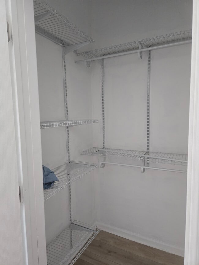 Building Photo - 7055 N Clark St