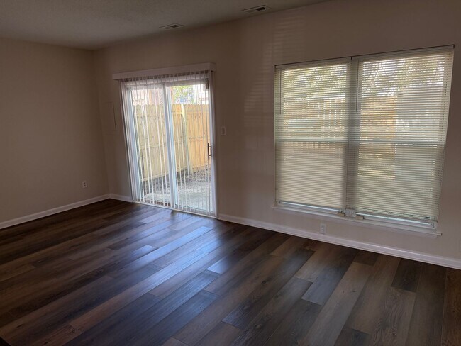 Foto del edificio - WINDSOR OAKS WEST - Three Bedroom Townhome
