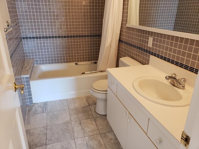 Full Bathroom - 59 Church St