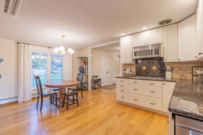 Foto del edificio - Split level, 2 Bedroom Single Family at th...