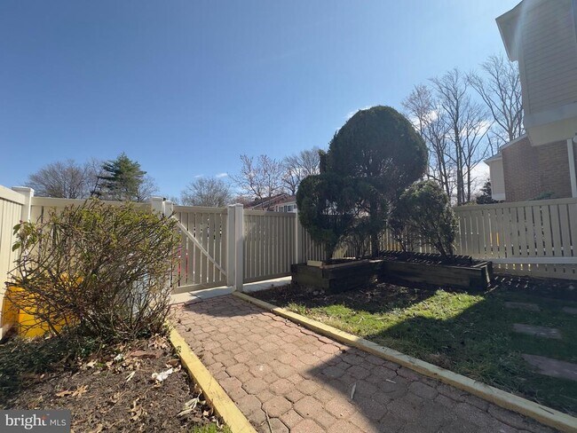 Building Photo - 1017 Oaklyn Ct