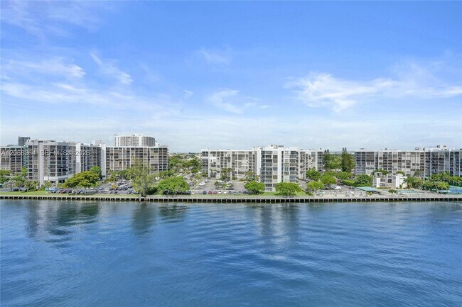 Foto del edificio - 3000 S Ocean Dr