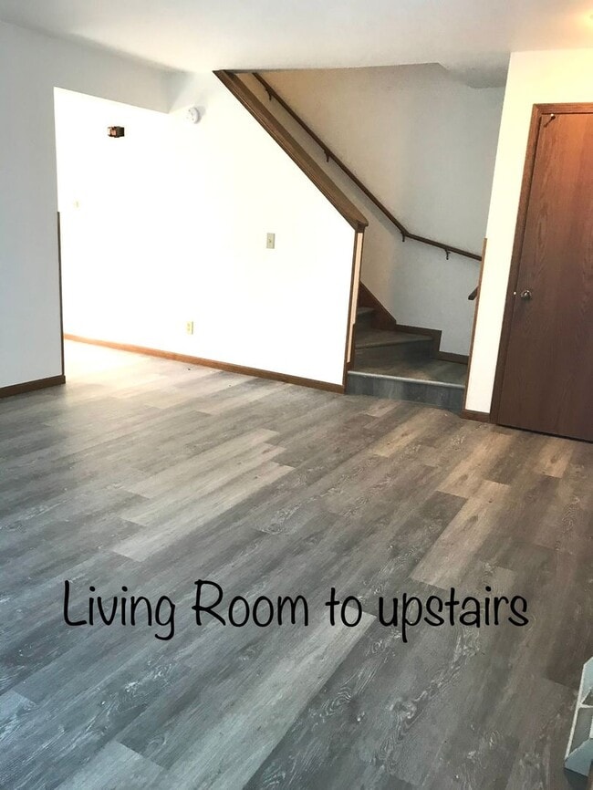 Building Photo - 3 Bedroom 2 Bathroom Townhouse in Neenah