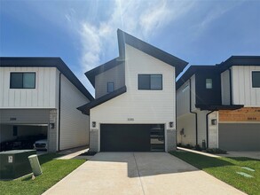 Building Photo - 33115 Oak Hts Pl