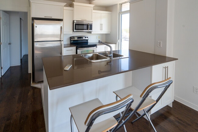 Building Photo - 4975 Rue Jean-Talon O